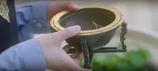 Easter Egg di 'PERFECT CROWN' Episode 1 & 2, Topi Seremonial IU - Koleksi Lukisan Byeon Woo Seok