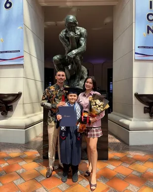 El Barack Lulus SD, Jessica Iskandar dan Vincent Dampingi Wisuda