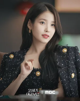 Fashion IU Sebagai Seong Heeju di 'Perfect Crown', Elegan Sampai Casual