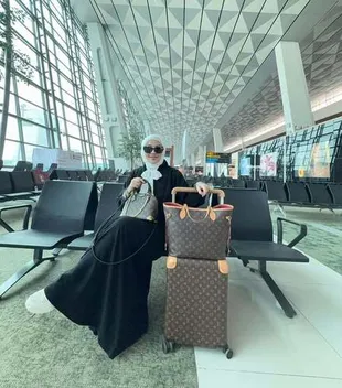 Fitri Carlina Pindah ke Arab Saudi Bersama Suami, Tegaskan Masih WNI