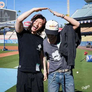 G-Dragon dan Daesung Hadir di MLB, Pasangkan Nail Art ke Pemain Dodgers