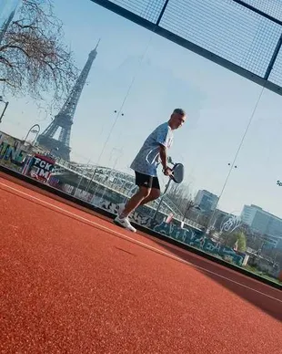 Gading Marten & Medina Dina Main Padel dengan Latar Menara Eiffel