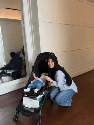 Gaya Adiba Khanza saat Momong Anak, Tampil Kasual Pakai Outfit Couple