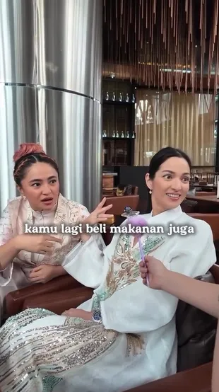 Gaya Nia Ramadhani dan Marshanda Buka Bareng, Kompaknya Jadi Sorotan