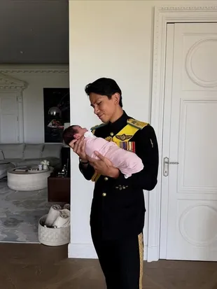 Gaya Pangeran Abdul Mateen Asuh Anak, Ayah Idaman Banget