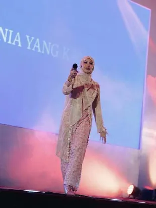 Ghea Indrawari Tampil Berhijab di Jambi, Pesonanya Dipuji Makin Cantik dan Adem