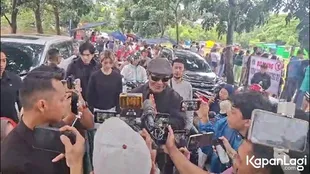 Hadiri Pemakaman Vidi Aldiano, Deddy Corbuzier Didampingi Nada dan Azka 
