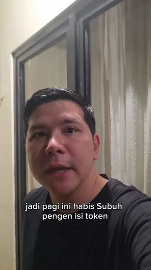 Haykal Kamil Tunjukkan Tebalnya Abu Vulkanik di Teras Rumahnya
