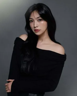 Hesti Purwadinata Mendadak Balik ke Setelan Model Saat Photoshoot di Studio Korea