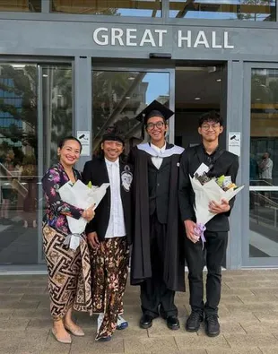 I Dewa Gede Devananda Anak Dewa Budjana Wisuda S1, Jurusan Film and Screen Media Production