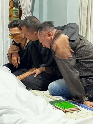 Ibunda Anji Meninggal Dunia di Pangkuan Sang Putra