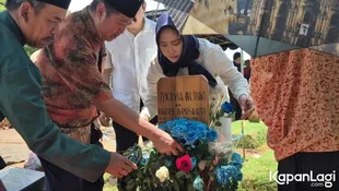 Inul Daratista Ziarah ke Makam Vidi Aldiano, Kenang Momen Sharing Soal Pengobatan