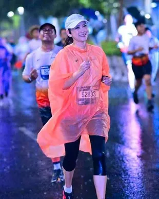 Ira Wibowo Lari Tengah Malam sambil Menantang Hujan Lebat, Mau Nyerah Tapi Nanggung