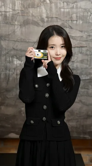 IU dan Byeon Woo Seok Pamer Hasil Foto Satu Sama Lain di Lokasi Syuting 'PERFECT CROWN'