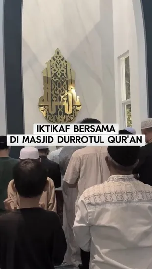 Potret Ivan Gunawan I'tikaf di Masjid Barunya, Cari Keberkahan Ramadan