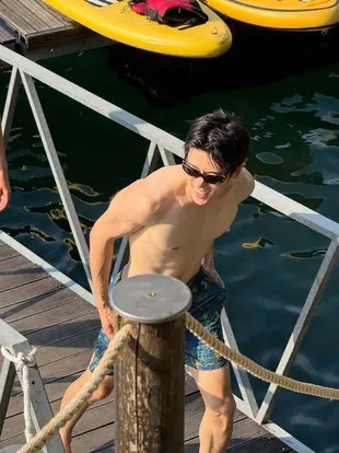 Jaehyun NCT Liburan di Lake Como, Sosok Wanita Berbikini Disorot