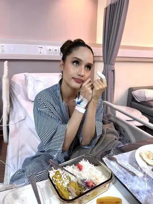 Jari Teriris Pisau, Cinta Laura Jalani Operasi di Rumah Sakit