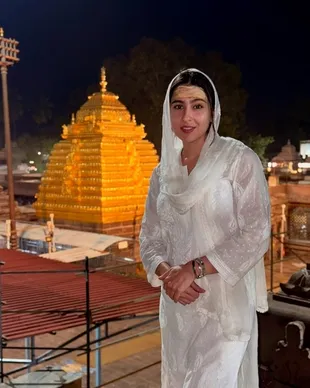 Jelang Rilis Film Bareng Akshay Kumar, Sara Ali Khan Berdoa Minta Berkah Kuil Srisailam Mallikarjun Jyotirlinga