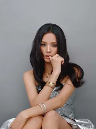 Jisoo BLACKPINK Bikin Terpukau Makeup Smokey Eye, Tampil Elegan dan Timeless