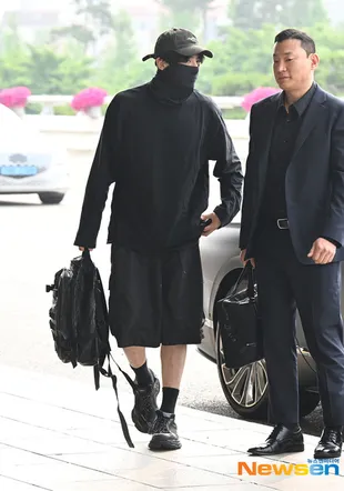 Jungkook BTS Berangkat ke Jepang, Ganteng Meski Wajah Tertutup Masker