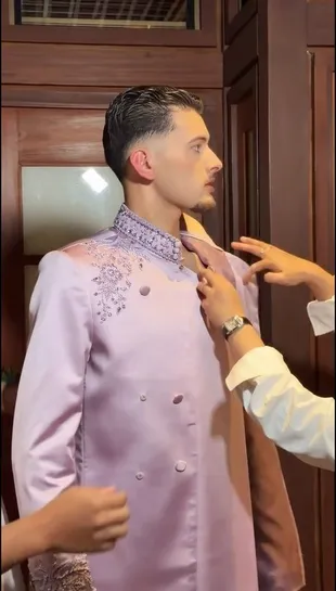 Justin Hubner Ganteng Banget Pakai Beskap Lilac Jelang Pernikahan, Detail Bordir Mewah