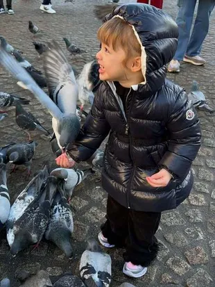 Kamari Anak Jennifer Coppen Gemas Kasih Makan Burung di Amsterdam