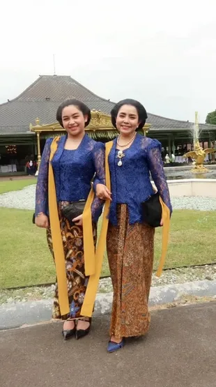 Khirani Trihatmodjo dan Mayangsari di Tingalan Jumenengan Mangkunegaran, Cantik Berkebaya
