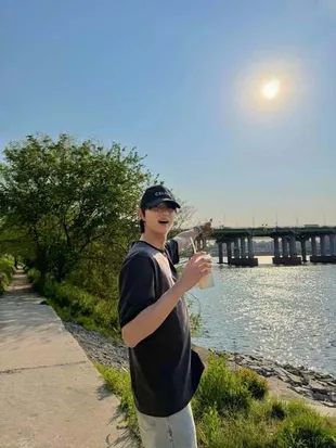 Kim Jae Won Cuma Jalan Santai, Netizen Korea Dibikin Jatuh Cinta