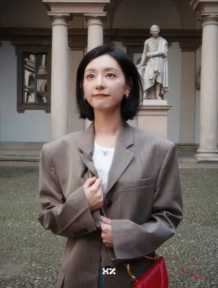 Kim Ji Won Jalan-jalan di Milan, Makin Cantik dengan Rambut Bondol
