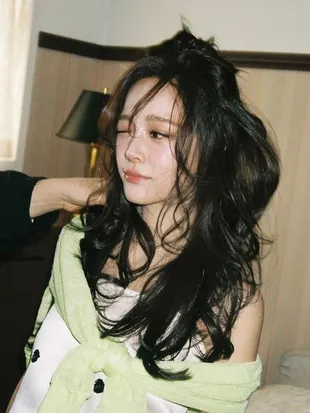 Kim Sejeong Cantik Pakai Blush Peach di Comeback I.O.I 'Suddenly'