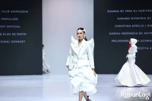 Koleksi Nathania Caya Dewi dan Maxillianus Abbie Kumonong "Cloud Dancer in North of Sumatera" di IFW 2026