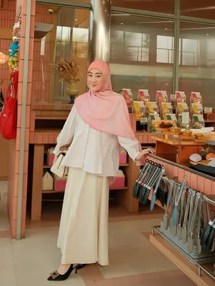 Larissa Chou Resmi Layangkan Gugatan Cerai ke Ikram Rosadi