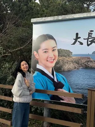 Lee Young Ae Kembali ke Jeju, Terharu Peluk Poster Jang Geum