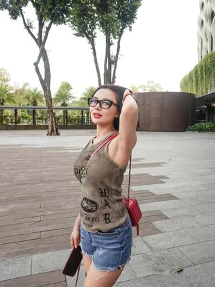 Liburan ke Singapura, Wika Salim Mesra dengan Max Adam 