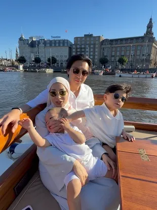 Liburan Keluarga Nikita Willy di Belanda, Issa dan Nael Sibuk Minum Susu Saat Foto Bareng