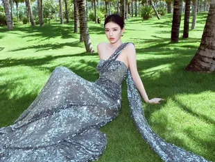 Lin Yun Tampil Glamor di Pemotretan Terbaru, Pakai Gaun Shimmering di Pinggir Pantai 