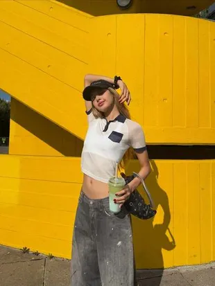 Lisa BLACKPINK Terciduk Jalan-jalan di Mall Jakarta: Santai Nunggu Jemputan di Lobby!