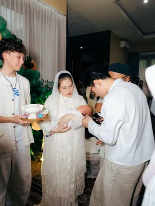 Adhisty Zara Tampilkan Wajah Baby Ben Saat Aqiqah, Tampan