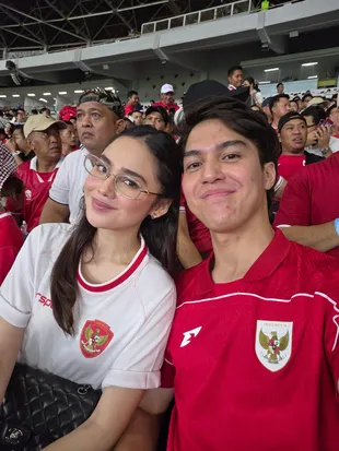 Potret El Rumi dan Syifa Hadju Nonton Timnas Indonesia Juara FIFA ASEAN Cup 2026
