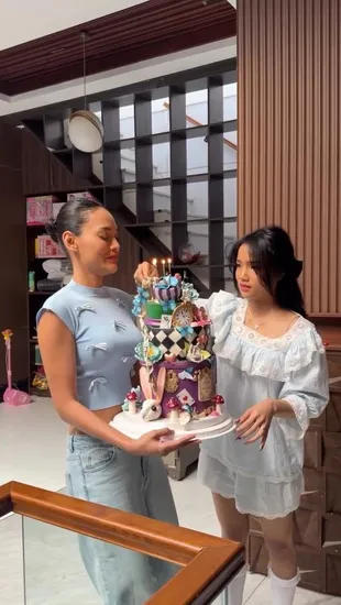 Fuji dan Erika Carlina Beri Kejutan Ulang Tahun Rachel Vennya, Bawa Kue Wonderland