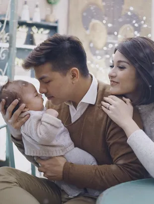 Potret Glenn Alinskie Rayakan 10 Tahun Chelsea Olivia Jadi Ibu, Tulis Pesan Haru