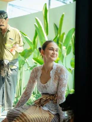 Luna Maya Kenakan Kebaya di Melaspas Rumah Baru Bali, Tampil Bareface
