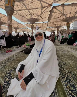 Mita The Virgin Menangis Saat Dapat Foto Umrah Bareng Mama
