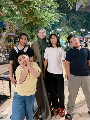 Oki Setiana Dewi Nikmati Malam Kairo Bareng Anak, Bagikan Doa Hangat