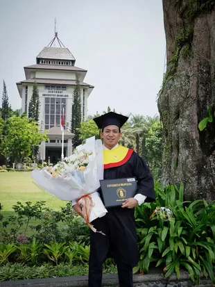 Potret Poppy Bunga Rayakan Suami Wisuda S3 di UB, Ungkap Pesan Haru