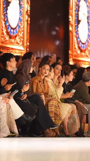 Potret Asila Maisa Tiba-Tiba Jalan di Runway Ivan Gunawan di JFW 2027