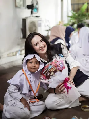 Potret Beby Tsabina Rayakan Ulang Tahun ke-24, Berbagi Kebahagiaan di Panti Asuhan