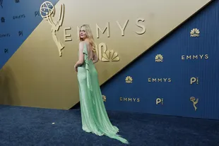 Potret Elle Fanning Pamer Punggung di Emmy 2026, Bawa 2 Nominasi