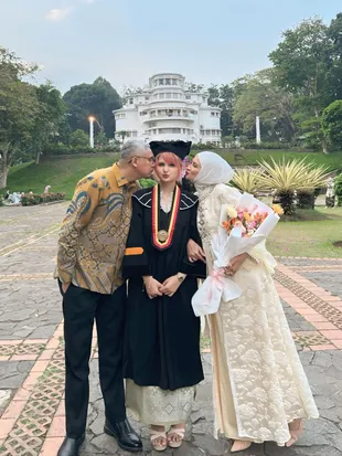 Potret Natalie Sarah Dampingi Maureen Wisuda, Ungkap Syukur & Bahagia