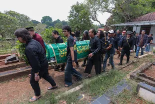 Potret Pemakaman Doddy Katamsi, Chika Sang Anak Tak Kuasa Tahan Kesedihan